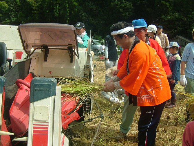 多久市長もコンバインで脱穀です。 多久市長もコンバインで脱穀です。